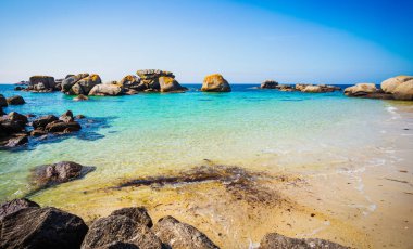 Kaya sahili ve açık deniz Kerlouan, Bretagne, Fransa