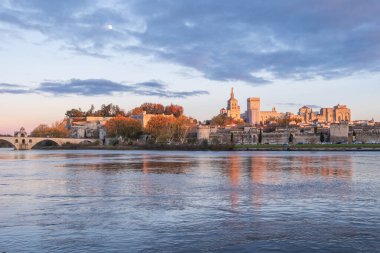 Avignon şehri ve ünlü köprüsü, Rhone Nehri 'ndeki ortaçağ Papalık kenti. Fotoğraf Fransa 'da sonbaharda çekildi