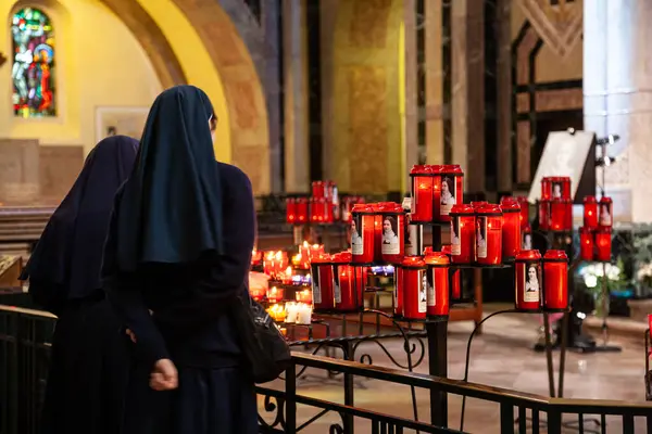 フランス 2010 伝統的なローブの修道女のバックビューは フランスのルドにあるキリスト教のバシリカで祈ります ロイヤリティフリーのストック写真