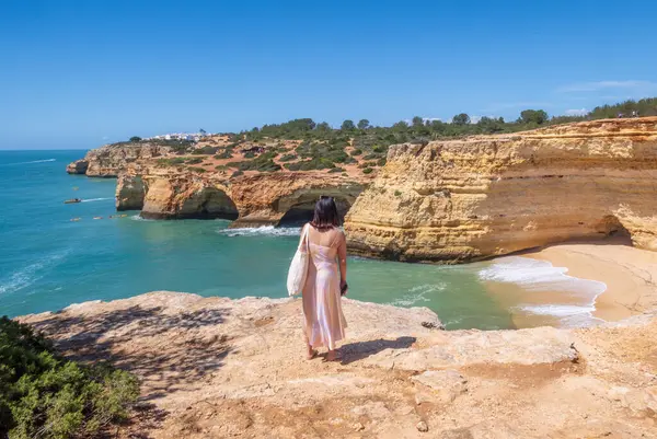 ポルトガル ベナギル 2024 アルガルヴェ地方のベナギル近くの崖と洞窟を鑑賞する観光客 ポルトガル ストック画像
