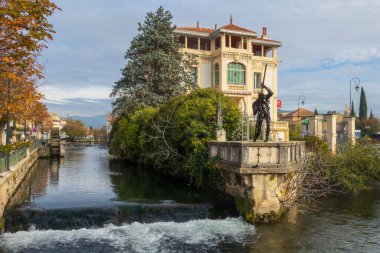 L 'Isle-sur-la-Sorgue, Fransa - 27 Kasım 2023: L' Isle-sur-la-Sorgue, Fransa 'nın Provence kentindeki antikalarla ünlü bir kasaba.