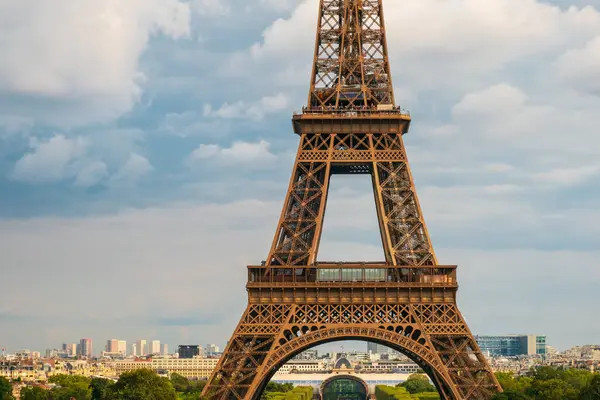 Paryż Francja Sierpnia 2023 Wieża Eiffla Widziana Trocadero Pochmurny Dzień Obrazy Stockowe bez tantiem
