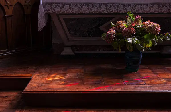 Blumen Fuße Des Kirchenaltars Dunkle Atmosphäre Der Besinnung Fotografiert Frankreich Stockbild
