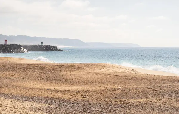 포르투갈의 바다와 Praia Nazare 해변에서 부드러운 스톡 사진