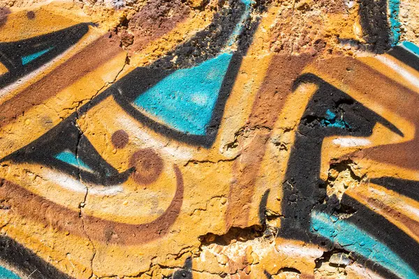 Detail Von Ockerfarbenen Und Türkisfarbenen Graffiti Der Wand Einer Ruine — Stockfoto