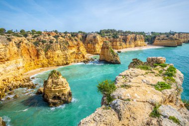 Portekiz, Algarve 'de Praia da Marinha ve Benagil yakınlarında muhteşem kayalıklar ve plaj fotoğrafları çekildi.
