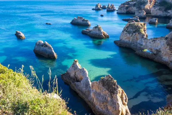 Praia de Boio, Portekiz 'in Algarve bölgesinde Portimao yakınlarında Alvor plajı.