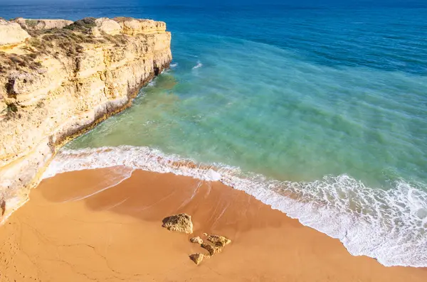 Vista Superior Sobre Oceano Ondulação Praia Areia Perto Albufeira Algarve Imagens Royalty-Free