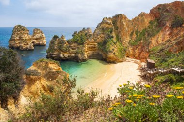Praia do Camilo 'ya bakın. Portekiz, Algarve' deki Lagos yakınlarında ünlü bir plaj.