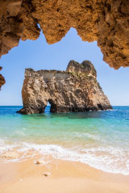 Portekiz 'in Algarve bölgesinde Portimao yakınlarındaki bir mağaranın içinde dikey olarak çekilmiş küçük, ilahi ve ulaşılması zor bir kumsal.