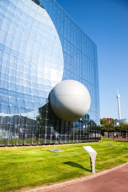 Poitiers, Fransa - 22 Eylül 2010: Imax 3D. Futuroscope 'taki cam bina, sesler, görüntüler ve duyuları deneyimlemenizi sağlayan bir Fransız tema parkı.