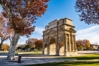 Orange City 'deki ünlü Roma kemeri Provence-Alpes-Cote d' Azur bölgesindeki Vaucluse bölümünde. Fotoğraf Fransa 'da çekildi