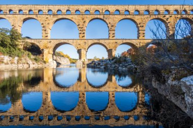Gardon nehrinin üzerindeki Pont du Gard. Antik Roma su kemeri köprüsü. Fotoğraf: Vers-Pont-du-Gard, Provence, Güney Fransa