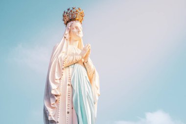 Lourdes, Fransa - 28 Ağustos 2021: Fransa 'daki Lourdes Mabedi' nde taç giymiş Bakire Meryem heykeli. Hıristiyanlar için ibadet ve hac yeri