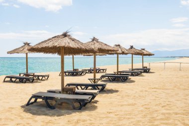 Le Barcare, Fransa - 22 Mayıs 2024: Akdeniz kıyılarındaki boş güneş pansiyonları ve plaj şemsiyeleri