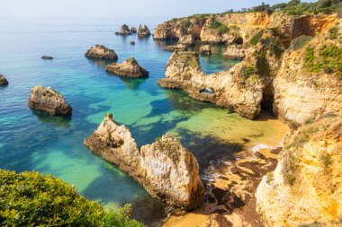 Praia de Boiao, Portekiz 'in Algarve bölgesinde Portimao yakınlarında Alvor plajı.