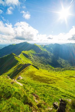 Volkanik manzaranın dikey görüntüsü ve yazın Puy Mary. Fransa 'da çekilmiş arka plan fotoğrafı