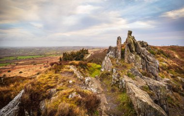 Britanya 'nın en yüksek kayalık noktasından bozkırların ve tepelerin üzerindeki panorama. Roch Trevezel, Monts d Arre Massif Brittany, Fransa