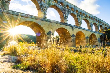 Portekiz 'in Algarve bölgesindeki Portimao yakınlarında kayaların içinden küçük, ilahi ve ulaşılması zor plaja dikey olarak fotoğraflandı.