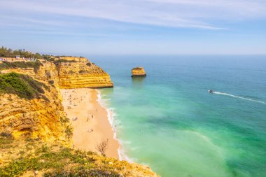 Kayalıklar ve okyanus, Praia da Marinha 'nın Benagil, Algarve, Portekiz yakınlarındaki fotoğrafları.