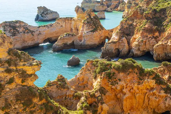 Portekiz, Alvor yakınlarındaki Praia do Ferta plajının kayalıklarına bakın.