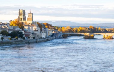 Pont-Saint-Esprit ve Rhone nehri üzerindeki köprüsü Fransa 'nın Occitanie kentinde çekildi.