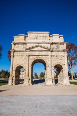 Orange City 'deki ünlü Roma kemeri Provence-Alpes-Cote d' Azur bölgesindeki Vaucluse bölümünde. Fransa 'da dikey fotoğrafçılık