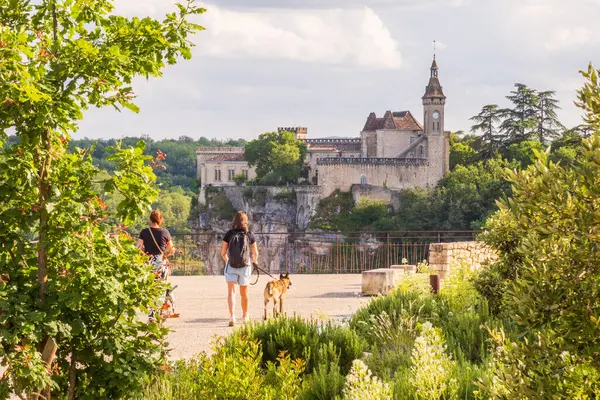 Rocamadour, Fransa - 17 Haziran 2024: Rocamadour Kalesi 'ne yürüyen kızlar, Fransa' nın ünlü seyahat beldesi