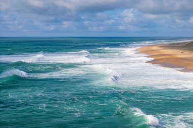 Nazare 'nin Kuzey Sahili (Praia do Norte, Nazare). En büyük dalganın dünya rekoru. Dalgalı deniz kıyısı.