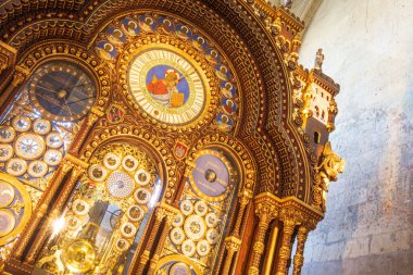 Beauvais, Fransa - 29 Ağustos 2024: Beauvais, Fransa 'daki Saint Peters katedralinin astronomik altın saati