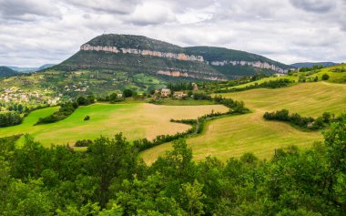 Causse Noir Kireçtaşı Platosu, Millau kasabasının doğusunda, Fransa 'nın Aveyron şehrinde. Büyük Sebeplerden biri, plato UNESCO Dünya Mirası Listesi
