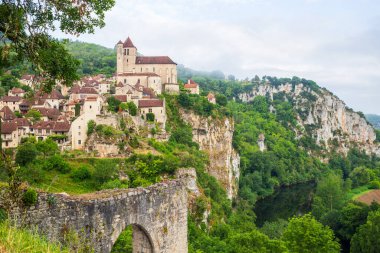 Fransa 'nın güneybatısındaki Occitanie bölgesinde Saint-Cirq-Lapopie' nin eski uçurum kenarı köyü.
