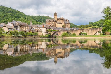 Fransa 'nın en güzel köylerinden biri olan Aveyron' da, Lut Nehri üzerindeki köy, kale ve ortaçağ köprüsü fotoğraflandı.