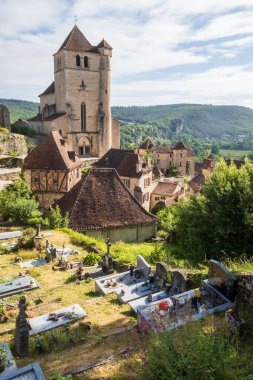 Saint-Cirq-Lapopie ve Saint-Cirq-et-Sainte-Juliette kilisesinin güneybatı Fransa 'nın Occitanie bölgesinde eski bir uçurum kenarı köyü.