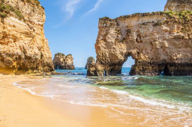 Portekiz 'in Algarve bölgesinde çekilmiş bir plaj.