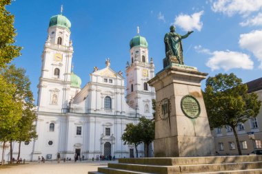Passau, Almanya - 20 Eylül 2024: St. Stephen Katedrali ve Maximilian Joseph heykeli Passau, Bavyera, Almanya