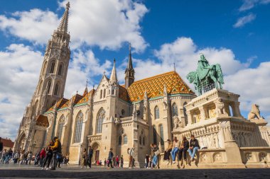 Budapeşte, Macaristan - 25 Eylül 2024: Budapeşte 'deki Matthias Gotik Kilisesi, Castle Hill' in üstündeki renkli çatı kiremitleriyle turistler tarafından ziyaret edildi