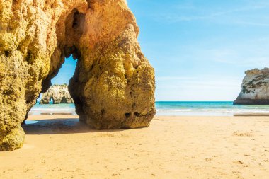 Sahil ve engebeli kıyı şeridi. Portekiz 'in Algarve bölgesinde çekilmiş.