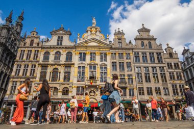 Brüksel, Belçika, 20 Ağustos 2022: Brüksel Grand-Place 'de turistler. Fotoğraf Belçika 'da çekildi