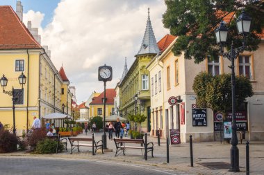 Gyor, Macaristan, 25 Eylül 2024: Macaristan 'da eski evleri olan Gyr şehrinde sokak
