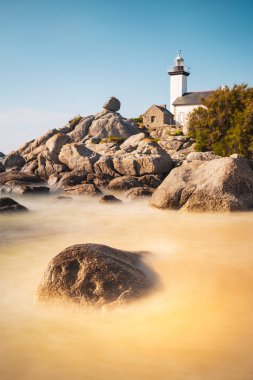 Pontusval deniz feneri Kerlouan, Kuzey Brittany, Fransa 'da dikey olarak çekilmiş.