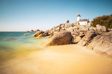 Pontusval deniz feneri Kerlouan, Kuzey Brittany, Fransa 'da uzun süre fotoğraflandı.