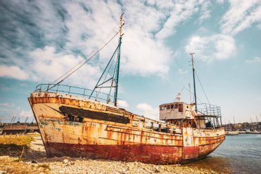 Camaret-sur-Mer limanındaki terk edilmiş bir balıkçı teknesinin enkazı, Brittany, Fransa