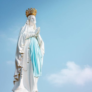 Lourdes, Fransa - 28 Ağustos 2021: Fransa 'da Lourdes Tapınağı' nda taç giymiş Bakire Meryem heykeli, kare fotoğrafçılık