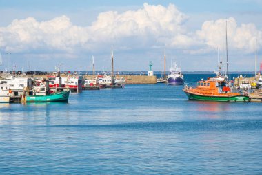 Noirmoutier, Fransa - 12 Eylül 2023: Balıkçı teknesinden Noirmoutier 'deki Herbaudiere limanına dönüş