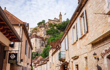 Rocamadour, Fransa - 18 Haziran 2024: Fransa 'nın Occitanie kentindeki ünlü bir uçurum kenarı köyü olan Rocamadour' un aşağısındaki ana caddeden görüntü