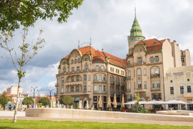 Oradea, Romanya - 07 Ekim 2024: Vulturul negru ayrılık sarayı, veya teraslı Kara Kartal Sarayı, Art Nouveau binası Unity Meydanı 'nda (Piata Unirii)