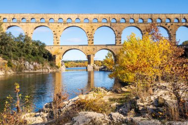 Sonbaharda Pont du Gard 'da. Antik Roma su kemeri köprüsü. Fotoğraf: Vers-Pont-du-Gard, Provence, Güney Fransa