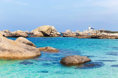 Kuzey Brittany, Fransa 'da Pontusval deniz feneriyle çekilen Kerlouan sahili