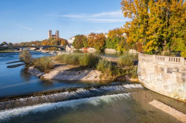 Münih, Bavyera, Almanya 'da sonbaharda St. Maximilian Kilisesi ve Isar Nehri
